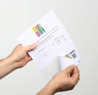 Visitor badge Navneskilte p&aring; A4 ark til at tr&aelig;kke fra hinanden og derefter limme for og bagside sammen. Kan bruges sammen med en halssnor eller yoyo.