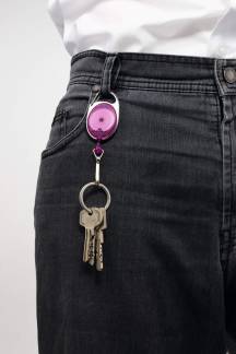 Yoyo-holder style Yoyo-holder med metalkrog, velegnet til navneskilte og kortholder med hul.