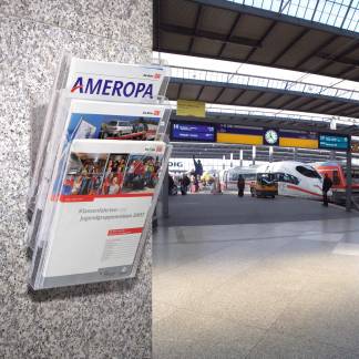 Combiboxx a4 set l Brochureholder s&aelig;t som giver et komplet s&aelig;t med tre fag som kan placeres p&aring; et bord eller s&aelig;ttes op p&aring; en v&aelig;g.