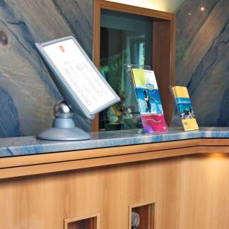 Brochureholder a5 Holder med dobbelt anvendelse: Bordskilt: Et A5 ark kan inds&aelig;ttes bag. Brochureholder: Foran ryggen er der plads til en mindre brochure. 2 stk/pk