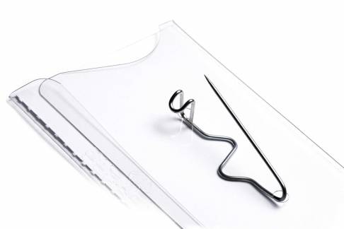 Navneskilt m n&aring;l 30x60 mm Navneskilt af robust plast med sikkerhedsn&aring;l. 100 stk.