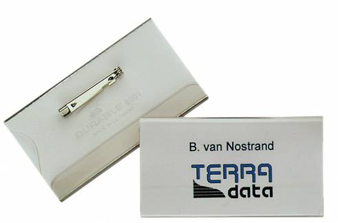 Navneskilt m nål 40x75 mm Navneskilt af robust plast med sikkerhedsnål og mulighet at fastgøre i brystlomme. 100 stk.