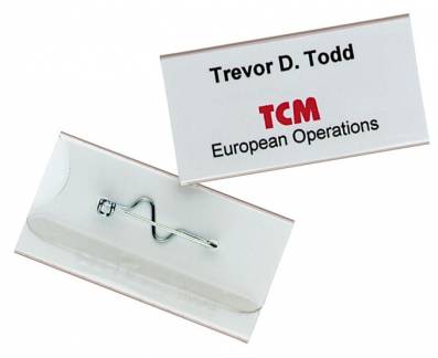 Navneskilt m nål 30x60 mm Navneskilt af robust plast med sikkerhedsnål. 100 stk.