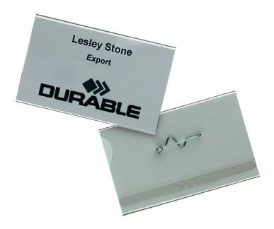 Navneskilt m nål 54x90 mm lille pakke Navneskilt af robust plast med sikkerhedsnål. 10 stk.