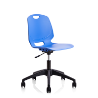 Stol Amigo, blåt sæde, sort plastkryds med hjul